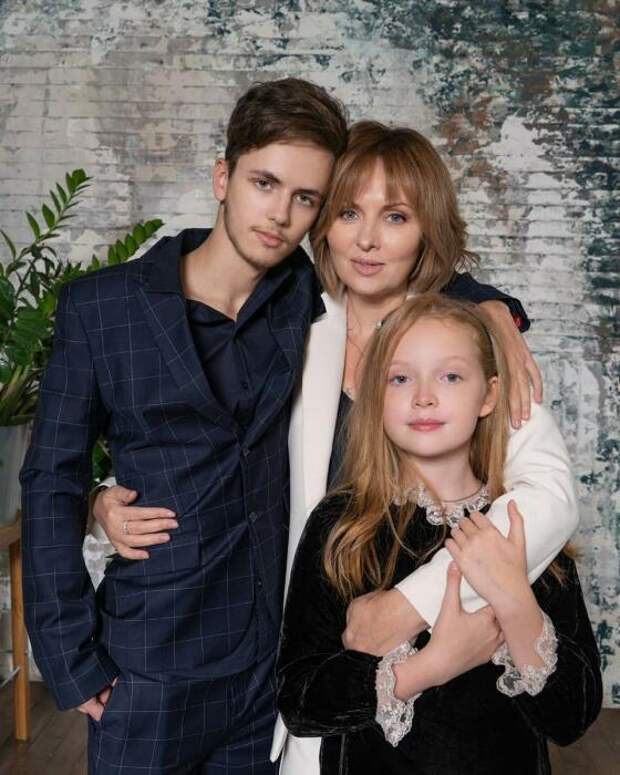 Елена Ксенофонтова с детьми.