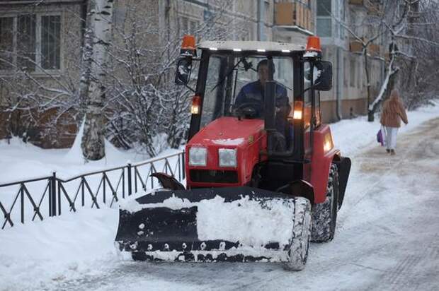 На уборку снега в Ленобласти вышли больше пяти тысяч коммунальщиков