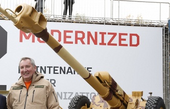 Дмитрий Рогозин во время посещения IX Международной выставки вооружения Russia Arms EXPO