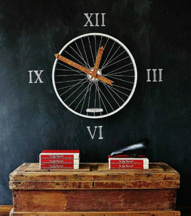 Часы из велосипедного колеса.