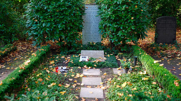 Могилу экс-канцлера Шмидта в Гамбурге изрисовали свастикой