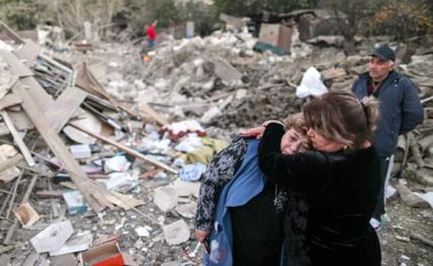 Нагорный Карабах. Степанакерт. Местные жители возле разрушенного в результате обстрелов дома (на фото).