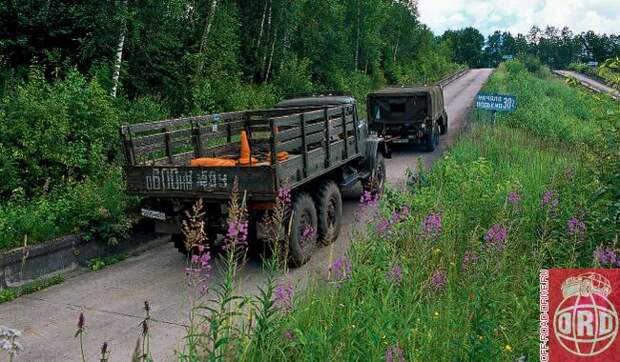 Упражнение второе: еще несколько метров, и наш испытуемый спасует. Но, во-первых, посмотрите на табличку. Это 30%-й подъем, а на тросу «болтается» 6700 кг. А во-вторых... Да, эти несколько метров вверх дались тяжело, но Dodge преодолел их с положенным настоящему военному автомобилю упорством.