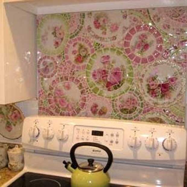 красивая рабочая стенка на кухне из мозаики из подручных материалов