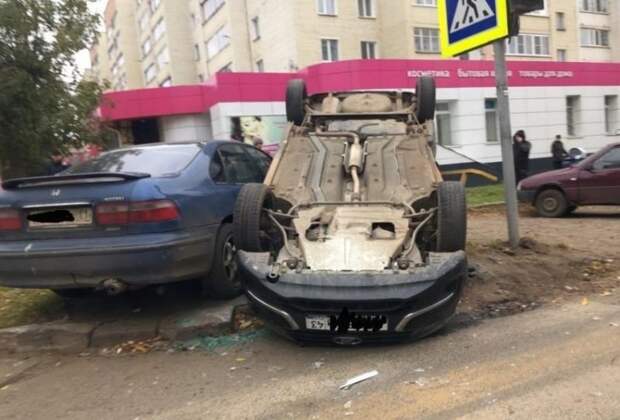 Авария дня.  В Кирове Лада Гранта перевернулась на крышу