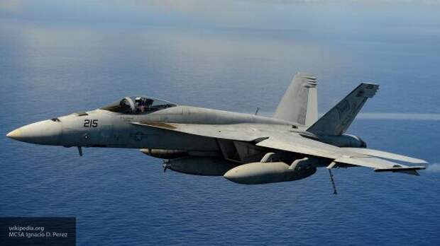 Топливный бак отвалился во время взлета от истребителя F/A-18E ВВС США Топливный бак отвалился во время взлета от истребителя F/A-18E ВВС США