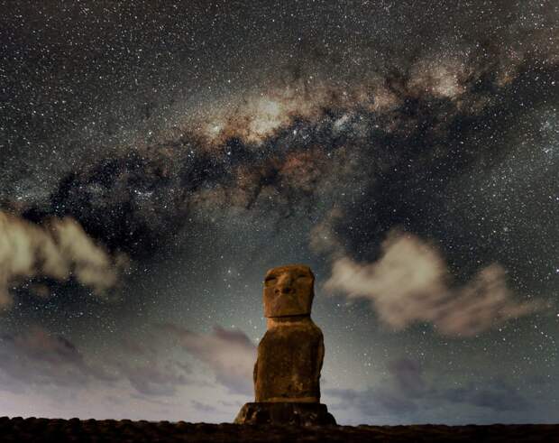 Наша галактика и статуя Мая (остров Пасхи в южной части Тихого океана, провинция Чили)