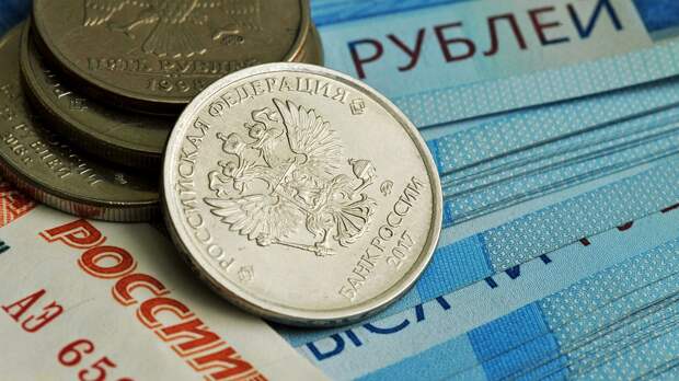 Рубль падает вслед за нефтью после решения ОПЕК+ 