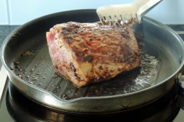 Мясо выдержим при комнатной температуре 1 час. Приправляем и обжариваем на очень сильном огне на сковороде с толстым дном на сливочном масле. Обжариваем со всех сторон 10 минут.