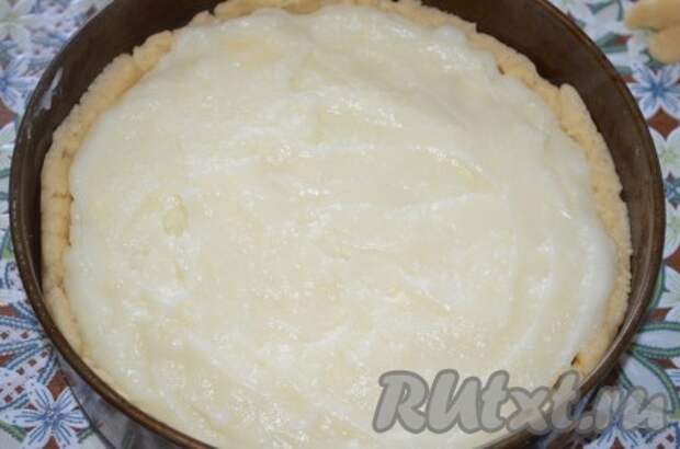 Можно посыпать яблоки корицей, это тоже очень вкусно. Залейте горячим кремом.