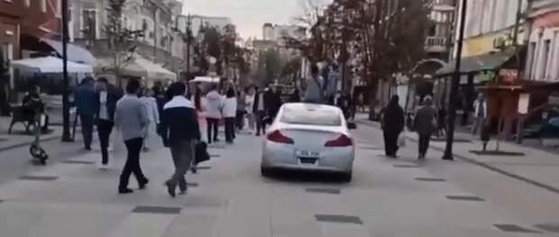 В городе Саратове произошел инцидент, который стал подспорьем для множества дискуссий в обществе. Группа мигрантов на автомобиле с киргизскими номерами въехала прямо на пешеходную зону.-7