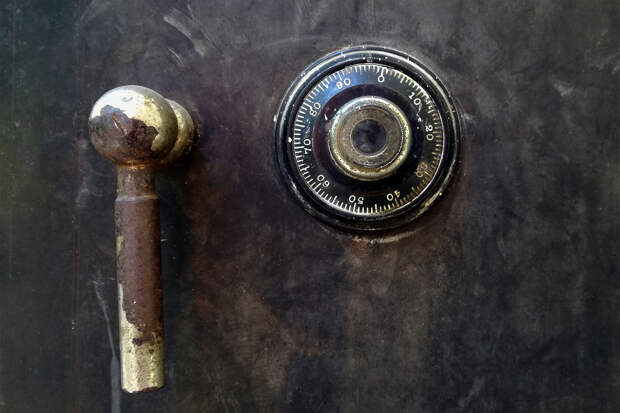 Женщина нашла во время ремонта дома загадочный сейф и открыла его