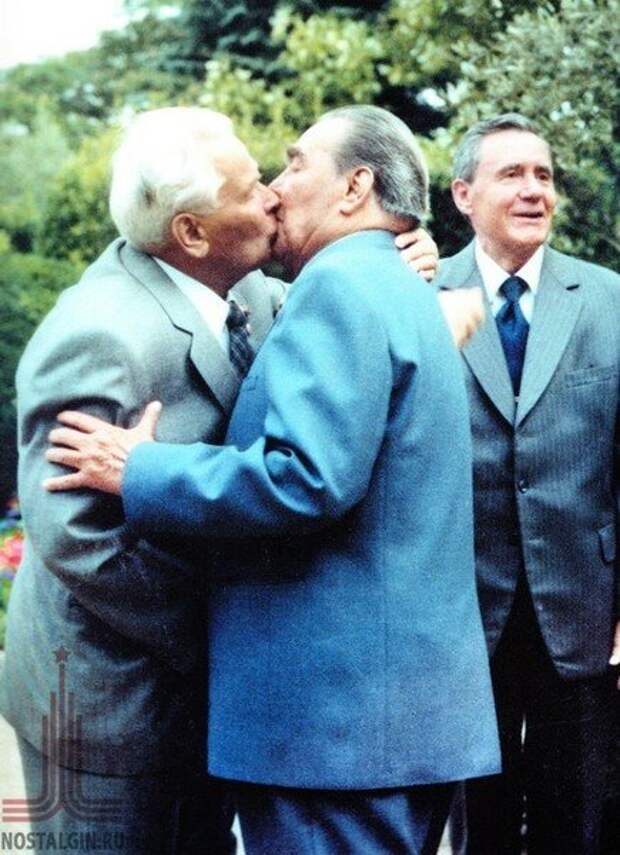 Брежнев и ельцин. Эрих Хонеккер и Брежнев. Брежнев и Хонеккер поцелуй. Эрих Хонеккер и Брежнев поцелуй.