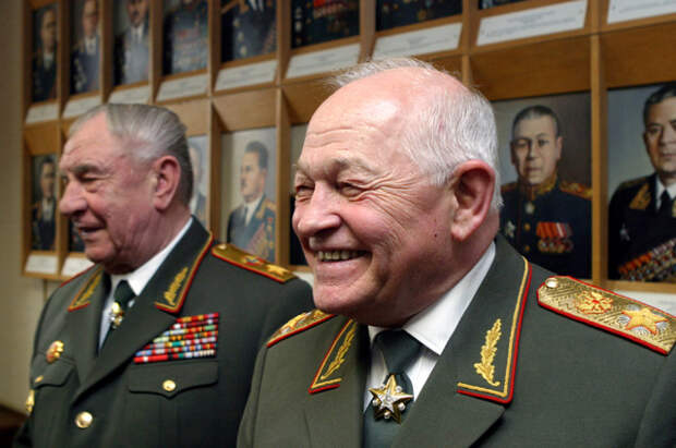 Маршал РФ Игорь Сергеев (справа) и маршал Советского Союза Дмитрий Язов на официальном приеме в Министерстве обороны по случаю 60-й годовщины Победы в Великой Отечественной войне 1941-1945 годов.