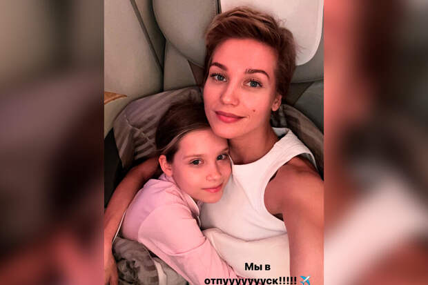 Актриса Кристина Асмус призналась, что улетела с дочерью из России