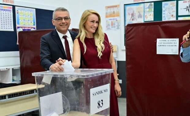 Туфан Эрхюрман и его супруга Нильден Бектас на избирательном участке
