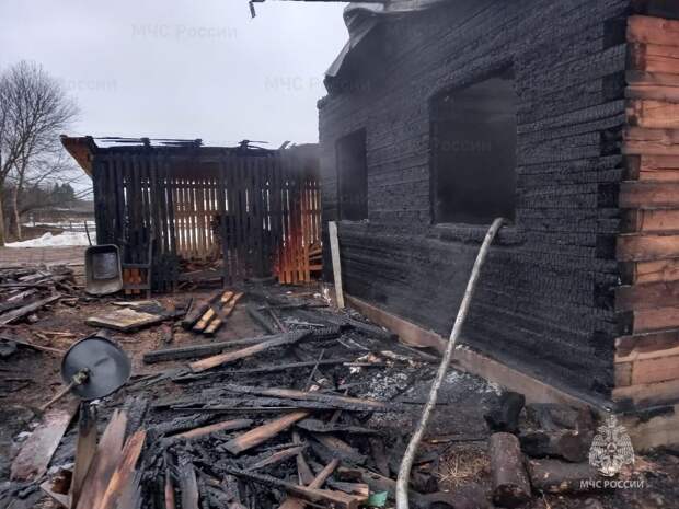 Тела двух человек нашли во время тушения пожара в Архангельской области: что известно