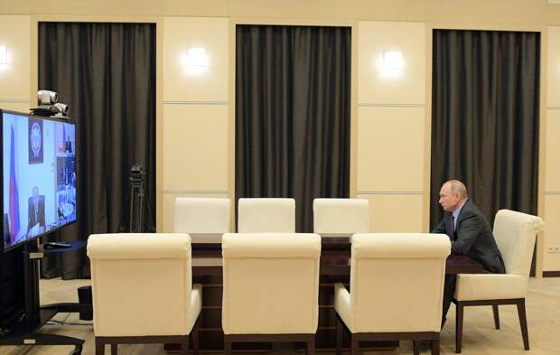 Президент Путин теперь также принимает решение посредством видеоконференции - здесь, на заседании Совета Безопасности 3 апреля.