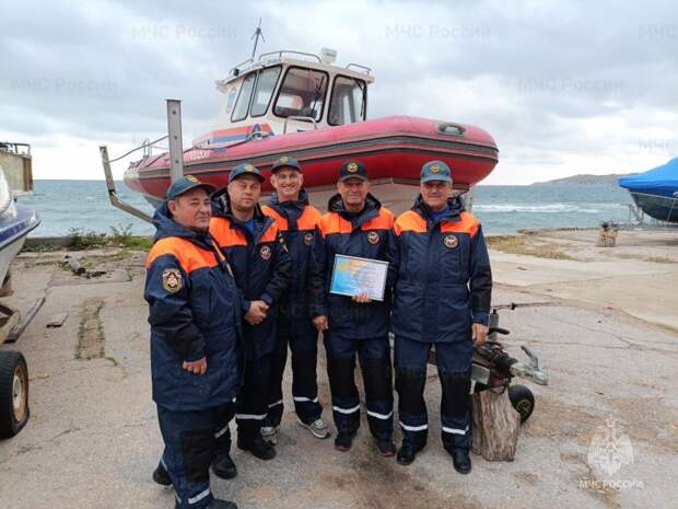 В Феодосии наградили водолазов-спасателей, участвовавших в поиске и спасении людей