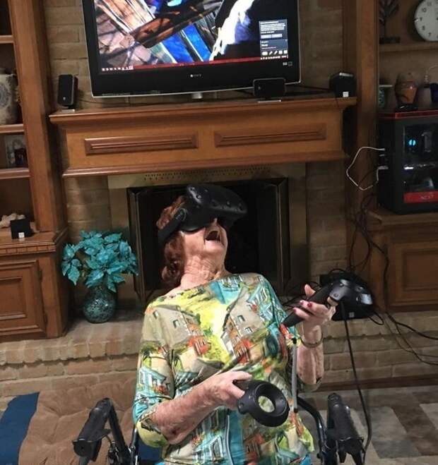 3. "Моя 96-летняя бабуля впервые играет в VR-игру" 3. "Моя 96-летняя бабуля впервые играет в VR-игру"