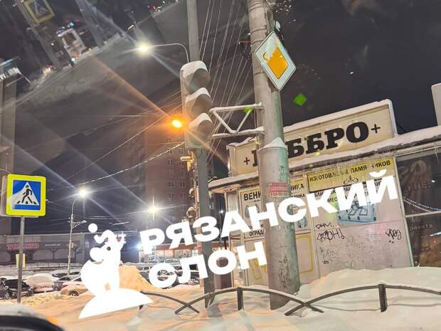 На оживлённом перекрёстке в Рязани вторые сутки не работает светофор 