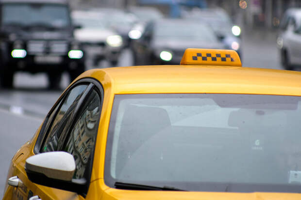 В Петербурге подростки залили таксиста из баллончика вместо оплаты проезда