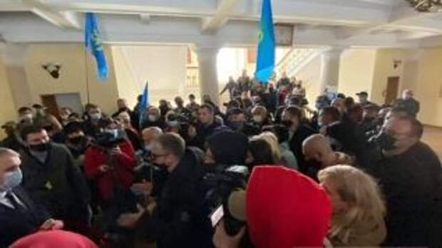 В Николаеве протестующие ворвались в мэрию