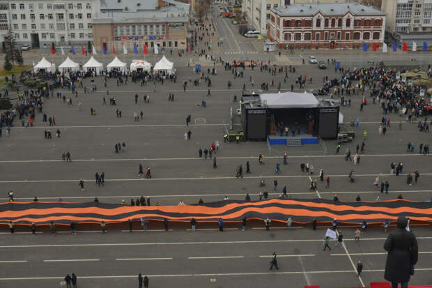 Полукилометровую георгиевскую ленту развернули посетители выставки трофейной техники НАТО в Самаре