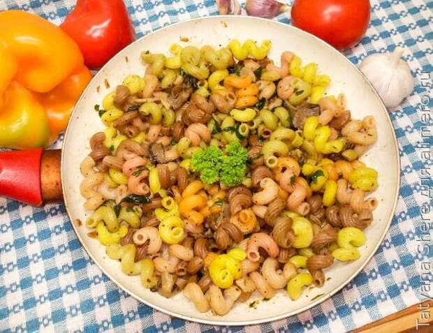 Цветные макароны с чесноком Цветные макароны с чесноком