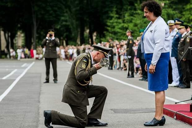 Украинский офицер встал на колени перед послом Великобритании