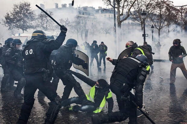 Riot-Police-protests-in-paris-france