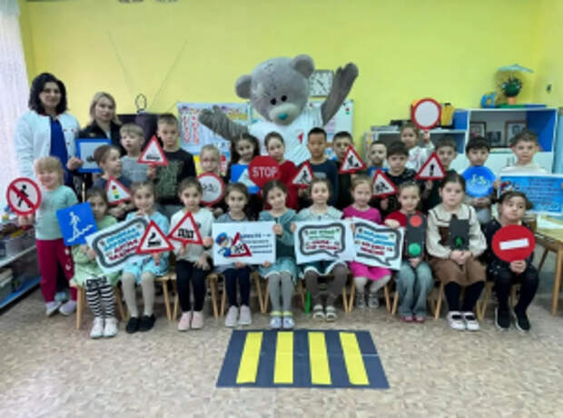 В Северной Осетии полицейские совместно с муниципальным координатором «Движения Первых» провели занятия в дошкольных учреждениях г. Моздока с использованием ростовой куклы