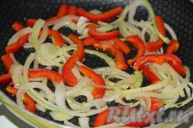 Обжарить лук и перец на среднем огне в течение 2-3 минут, иногда помешивая.