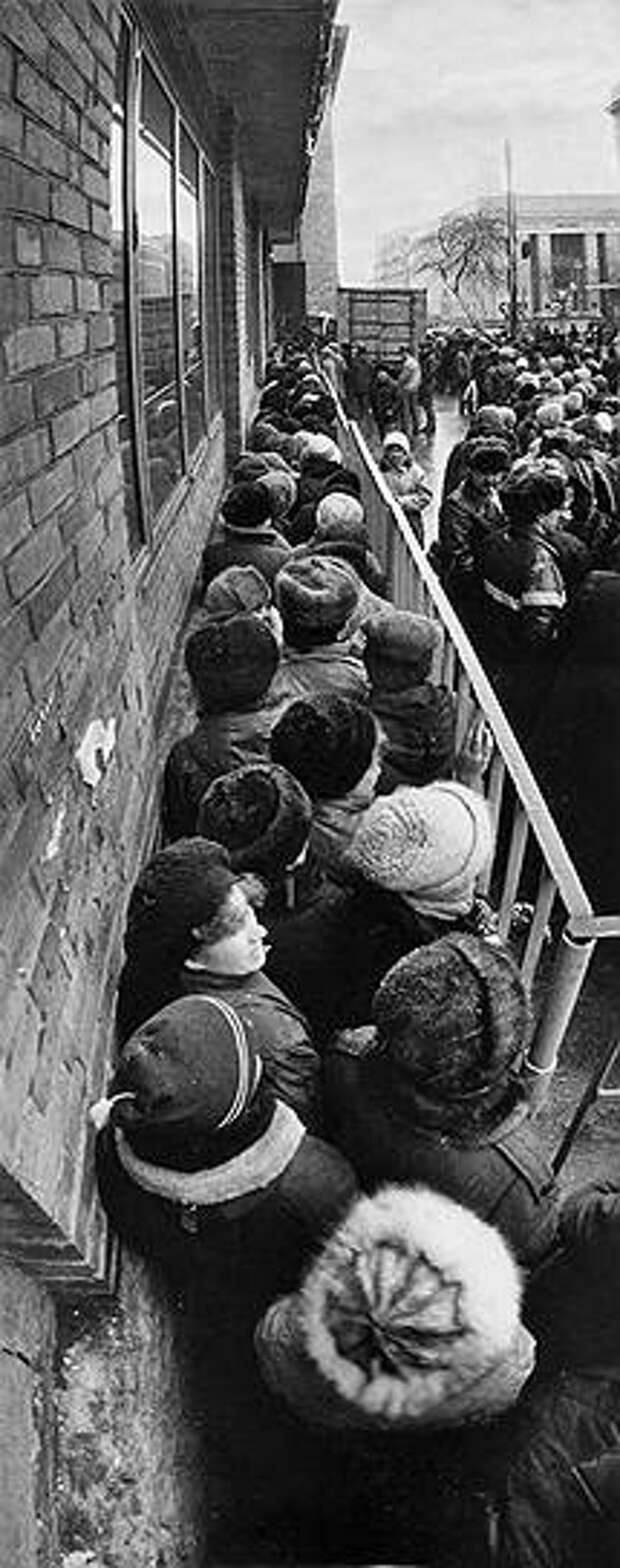 Реформа была отложена. В июне 1990 года было принято постановление  «О концепции перехода к рыночной экономике», а в октябре 1990 года «Основные направления по стабилизации народного хозяйства и перехода к рыночной экономике».  В них предусматривалась постепенная демонополизация, децентрализация и разгосударствление собственности, учреждение акционерных обществ и банков, развитие частного предпринимательства.  Цены все же были повышены в апреле 1991 года, была проведена денежная реформа (обмен 50- и 100-рублевых банкнот на купюры нового образца). К этому времени внешний долг достиг $103,9 млрд. По карточкам стали распределять не  только продукты, но и мыло и спички. В Москве торговля осуществлялась по «карточкам москвичей» только для местных жителей