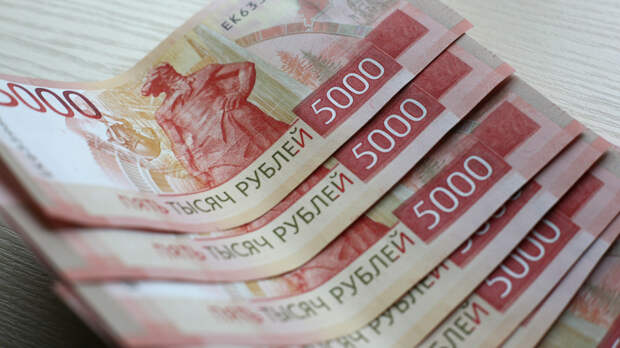 В России отдельным категориям бюджетников повысят оклады с октября