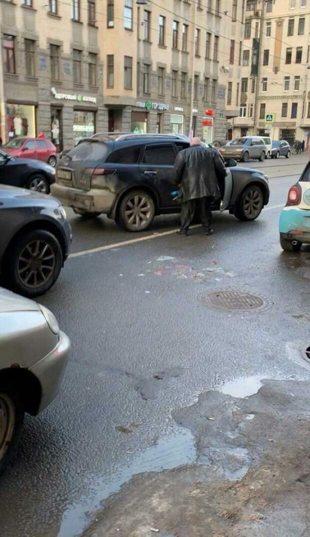 После ДТП в Питере громилы с автоматом вытащили девушку-водителя из авто и увезли в своем внедорожнике После ДТП в Питере громилы с автоматом вытащили девушку-водителя из авто и увезли в своем внедорожнике