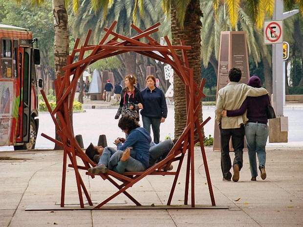 Арт-скамейки: самая необычная городская мебель