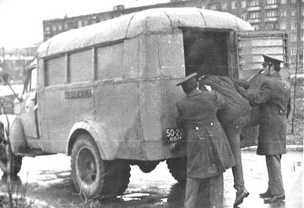 Фото 6.jpg Пьяного гражданина забирают в вытрезвитель. <br>