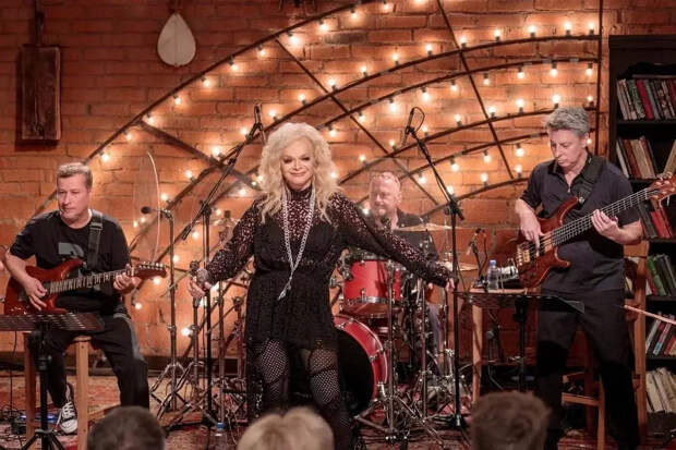 Лариса Долина спела о боли и кровной мести после передачи квартиры Лурье