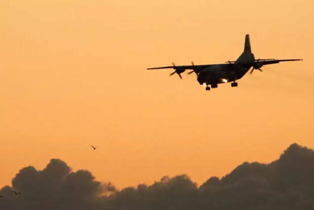 Военно-транспортный самолет Ан-12. Военно-транспортный самолет Ан-12.
