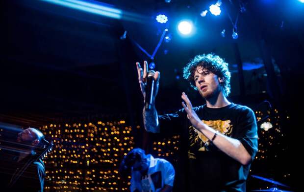 Обнищавший в Америке Никита Пресняков теперь поет в барах Америки для эмигрантов и продает свои билеты за копейки