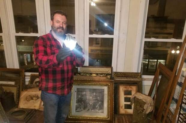 Дэвид Дж. Уиткомб нашел тайник, который поможет окупить ему все затраты на покупку и ремонт старинного дома. | Фото: art-news.com.ua. Дэвид Дж. Уиткомб нашел тайник, который поможет окупить ему все затраты на покупку и ремонт старинного дома. | Фото: art-news.com.ua.