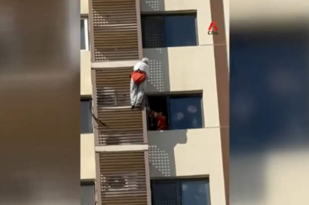 Запертая на 27 этаже пенсионерка самостоятельно вылезла из окна и спустилась по фасаду