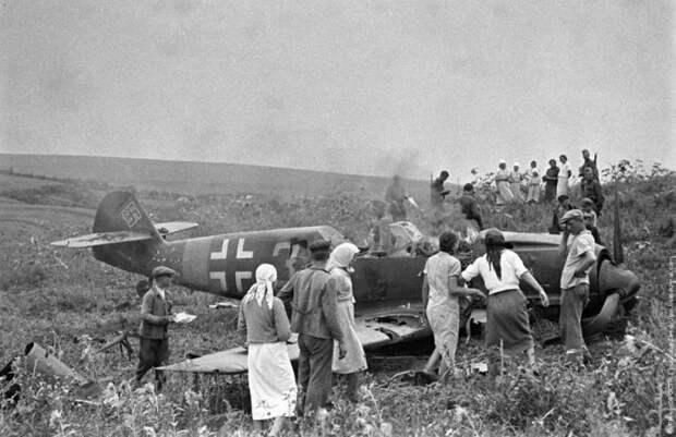 Колхозники рассматривают сбитый немецкий самолет, 1944 история, события, фото