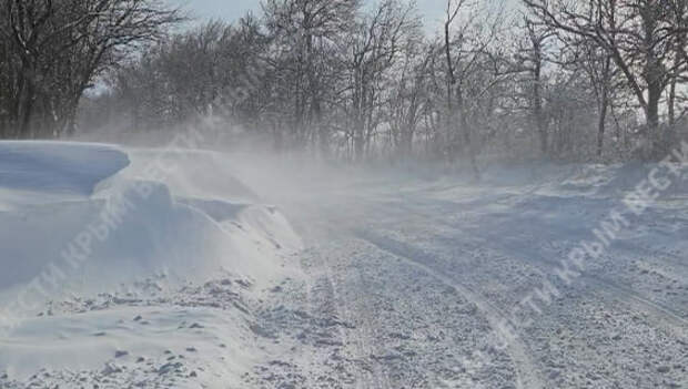 На дорогах Крыма борются со снежными перемётами