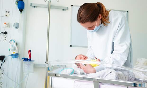 Неонатолог Сластенова: «Мамы недоношенных малышей часто кладут в кювез иконку — родителям так легче»
