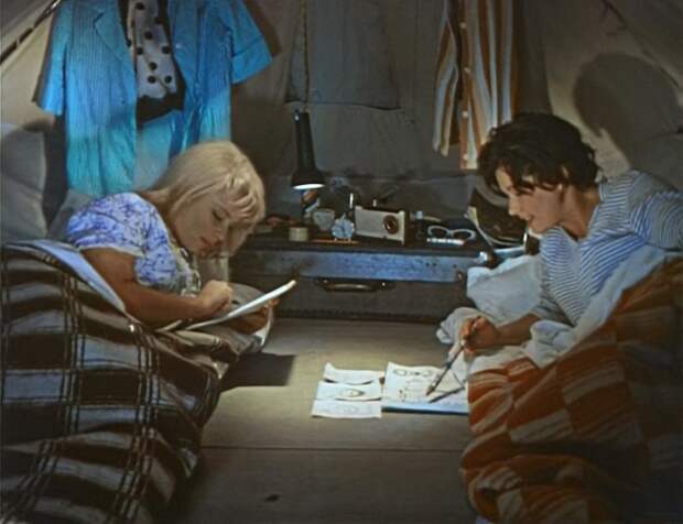 Наталья Кустинская и Наталья Фатеева в фильме *Три плюс два*, 1963 | Фото: kinonews.ru Наталья Кустинская и Наталья Фатеева в фильме *Три плюс два*, 1963 | Фото: kinonews.ru