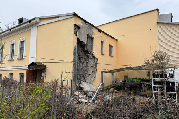 В Калуге жителям дома-памятника с дырой в стене предложили скинуться на ремонт