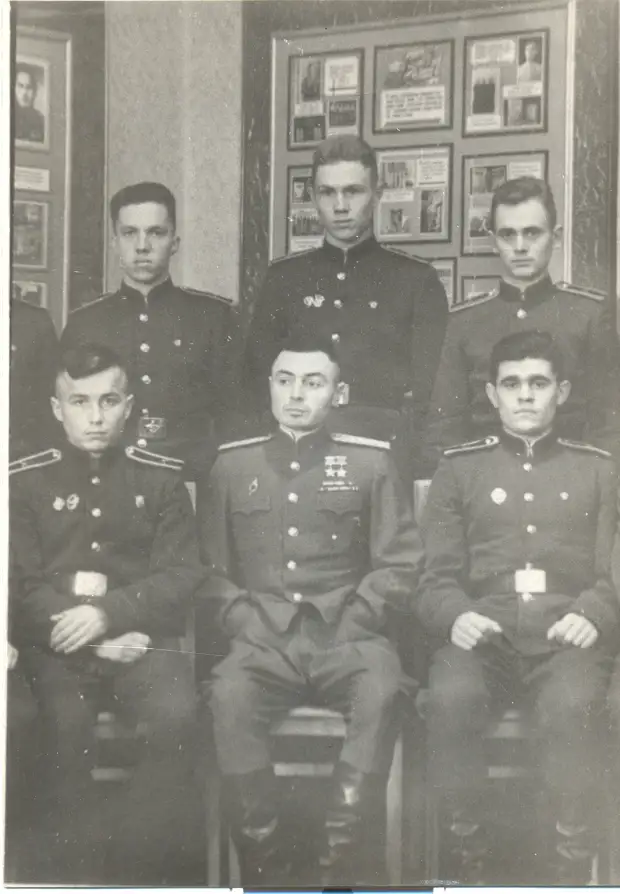 В.С.Петров с курсантами. Фото из открытого доступа