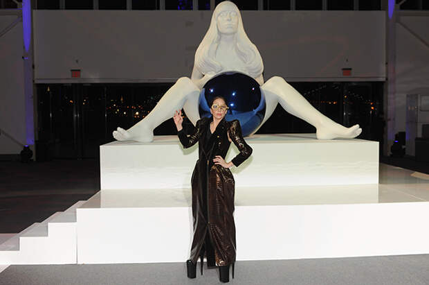 Леди Гага со скульптурой Джеффа Кунса